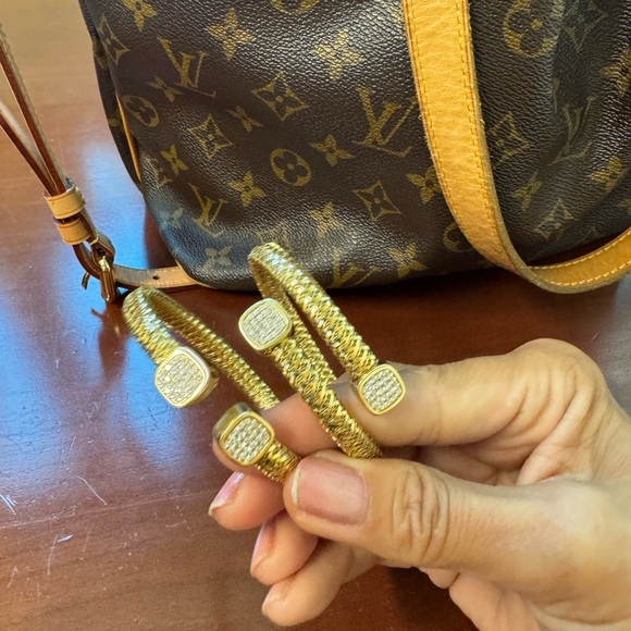 Authentic Roberto Coin Primavera Wrap Bangle with Diamonds – 18K Yellow Gold - Picture 6 of 13